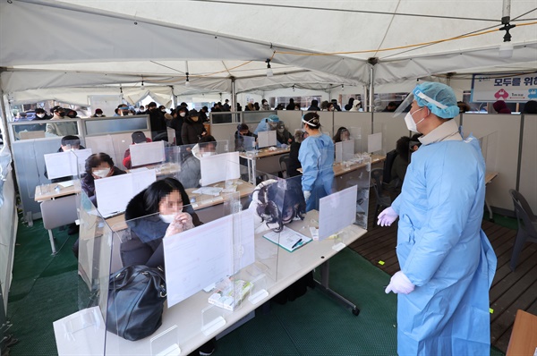 코로나19 검사 체계가 '선 신속항원검사 후 PCR(유전자증폭) 검사'로 바뀐 3일 오전 서울 송파구보건소 선별진료소에서 시민들이 신속항원검사를 하고 있다.