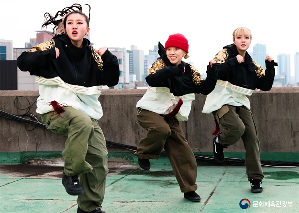베이징동계올림픽 종목을 춤으로 표현하는 미스몰리(좌측부터 송윤지, 박세은, 박제희)