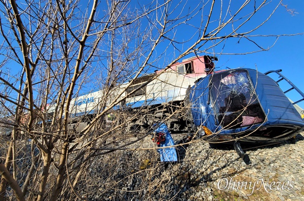 3일 오후 경북 영천의 한 철도 건널목에서 열차와 1톤 트럭이 충돌해 2명의 사망자가 발생했다.