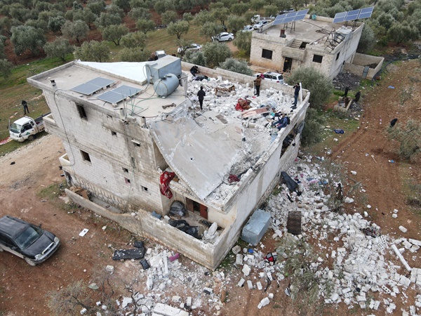 3일(현지시각) 시리아 북서부 이들리브주 아트메에서 미군이 작전 후 파괴된 집을 확인하고 있다. 조 바이든 대통령은 이날 IS 지도자 아부 이브라힘 알하시미 알쿠라이시가 사망했다고 밝혔다.