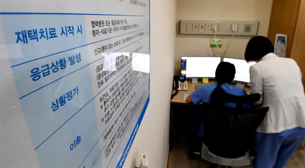 동네 병·의원에서도 코로나19 검사를 받고 재택치료 관리를 받을 수 있게 된 3일 서울 강남구 역삼동 하나이비인후과병원 호흡기전담클리닉에서 의료진이 재택치료자들을 모니터링하고 있다.