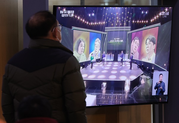 3일 오후 서울역 대합실에서 시민들이 대선후보 TV 토론을 시청하고 있다.
