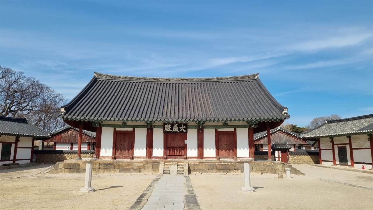 경주향교는 신라시대의 교육기간인 국학이 들어선 이래 고려, 조선시대에 이르기까지 경주 유생들의 교육을 담당했다. 그 중심 전각인 대성전은 나라의 보물로 지정된 문화재다.