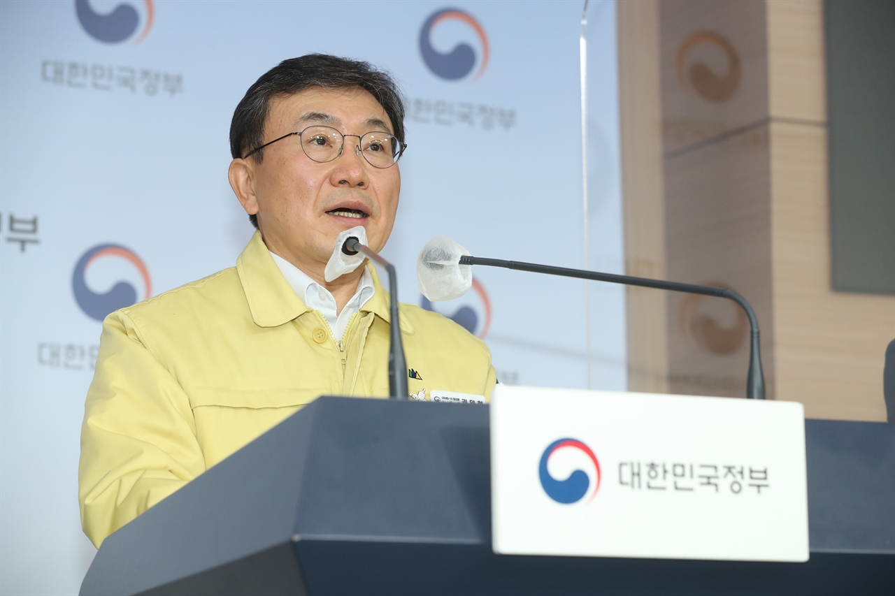 7일 중수본 정례브리핑에 참석한 권덕철 보건복지부 장관.
