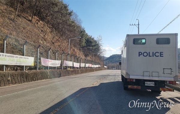 5일 경북 성주군 초전면 소성리 사드기지로 향하는 도로에 경찰차량이 서 있고 반대편에 사드반대를 적은 낡은 현수막이 걸려 있다.