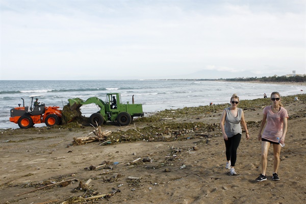 2013년 인도네시아 발리의 유명한 관광지인 쿠타 해변에 강풍으로 밀려온 쓰레기더미들을 근로자들이 치우고 있다. 인도네시아 해안경비대는 높은 파도와 거친 날씨 때문에 관광객들에게 주의를 주고 있다. (EPA=연합뉴스) 