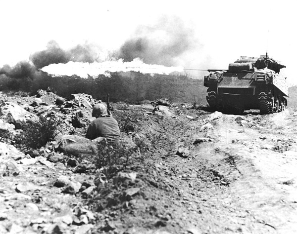 화염방사기와 백린탄을 이용한 화공은 미군이 이오 섬 전투를 이끌어갈 수 있었던 주요 전술이었다.