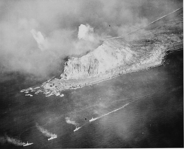화산재와 유황만이 있는 이오 섬은 사람이 살기 척박한 공간이었다. 이 작은 섬 위에서, 일본군 2만 여 명과 미군 7천 여 명이 전사했다.