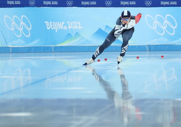 김민석이 8일 오후 중국 베이징 국립 스피드스케이팅 경기장(오벌)에서 열린 2022 베이징 동계올림픽 스피드스케이팅 남자 1500m 경기에서 코너를 돌아나와 직선 주로로 향하고 있다.