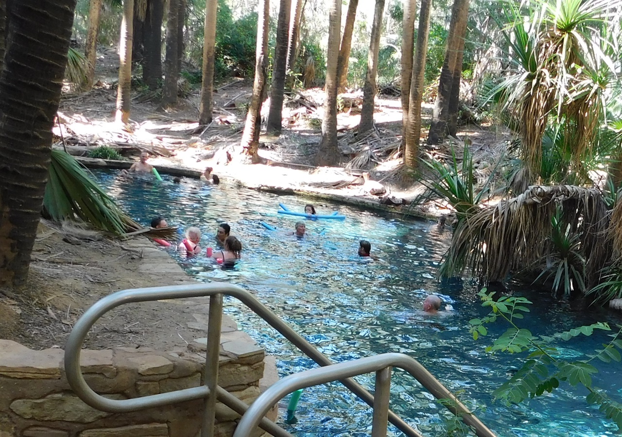 야자수 나무로 둘러싸인 곳에 자연적으로 마련된 온천장(Thermal Pool)