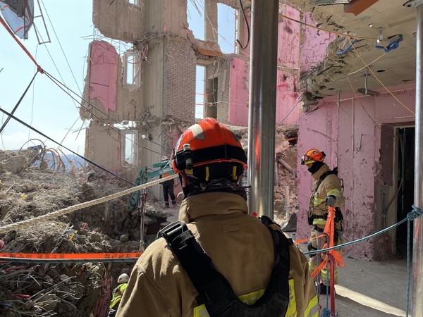 8일 구조대원들이 붕괴 사고 피해자를 찾기 위한 잔해물 제거와 탐색활동을 하고 있다.