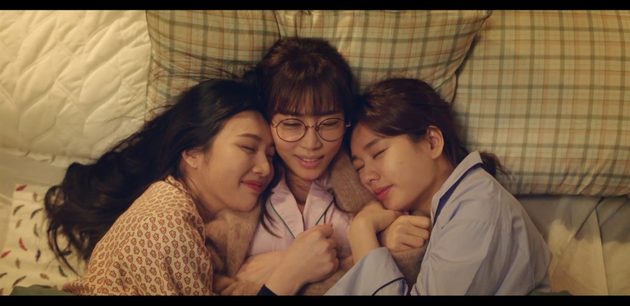  죽음을 앞둔 세 여자가 삶을 통합해가는 이야기를 다룬 JTBC <한 사람만>의 한 장면