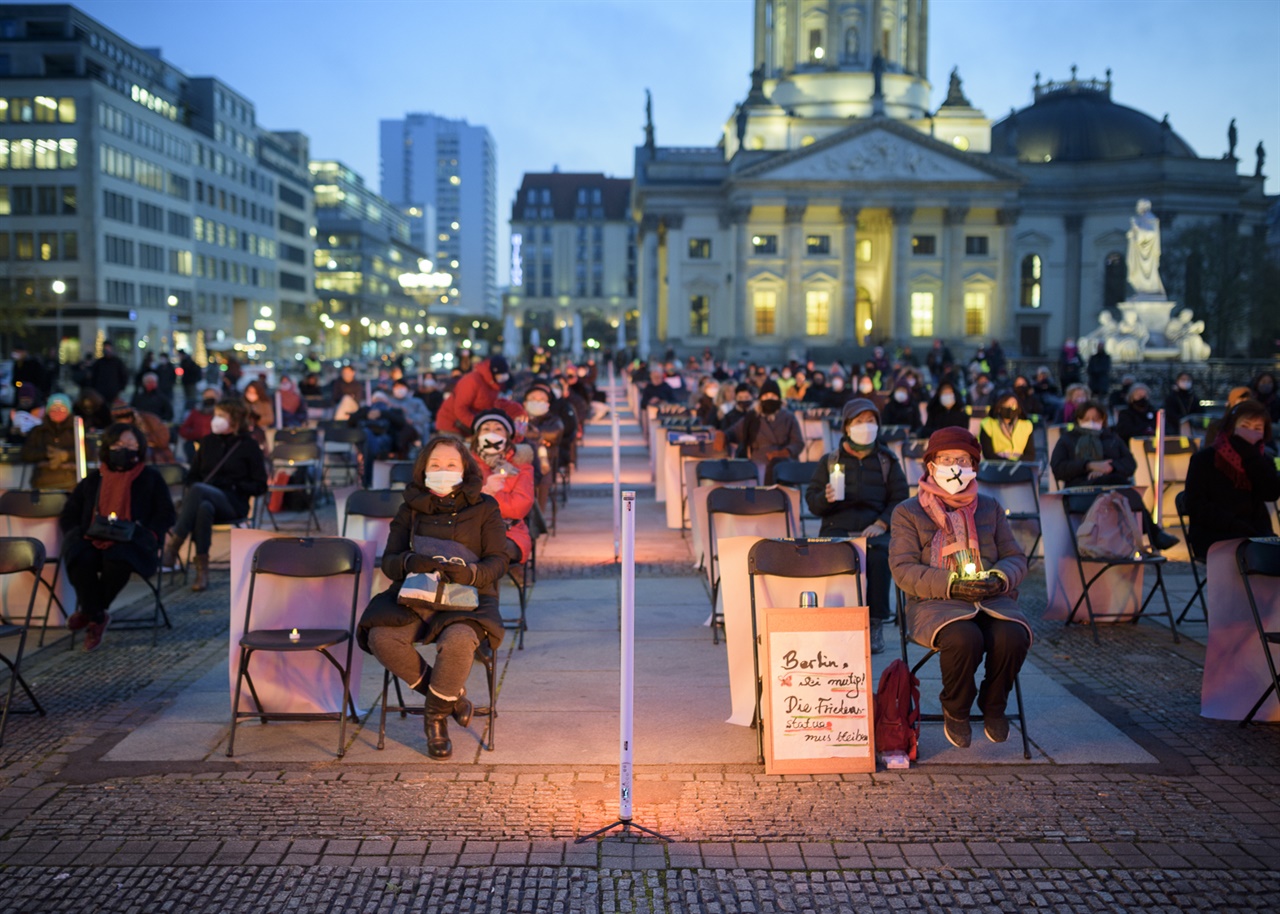 2020년 11월, 세계 성폭력 반대의 날 열린 베를린 소녀상 철거 반대 집회 <우리가 소녀상이다>.베를린 관광명소인 젠다멘광장