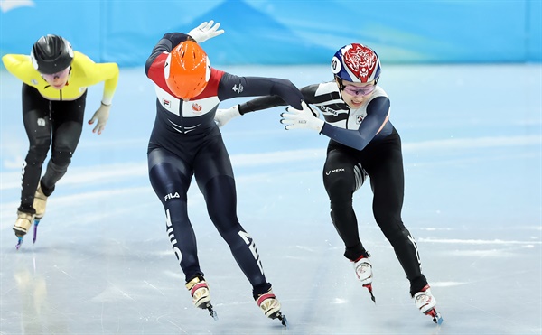11일 베이징 캐피털 실내 경기장에서 열린 2022 베이징 동계올림픽 쇼트트랙 여자 1000미터 결승에 출전한 최민정이 결승선으로 향하고 있다.
