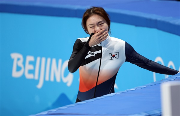 11일 베이징 캐피털 실내 경기장에서 열린 2022 베이징 동계올림픽 쇼트트랙 여자 1000미터 결승에 출전한 최민정이 은메달을 차지한 뒤 눈물을 흘리고 있다.