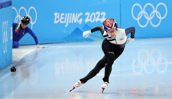 11일 베이징 캐피털 실내 경기장에서 열린 2022 베이징 동계올림픽 쇼트트랙 여자 1000미터 결승에서 최민정이 질주하고 있다.
