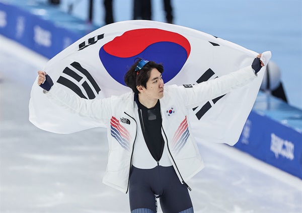 한국의 차민규가 12일 오후 중국 베이징 국립 스피드스케이팅 경기장(오벌)에서 열린 2022 베이징 동계올림픽 스피드스케이팅 남자 500m 경기 2위로 은메달을 획득한 뒤 태극기를 들고 경기장을 돌고 있다.