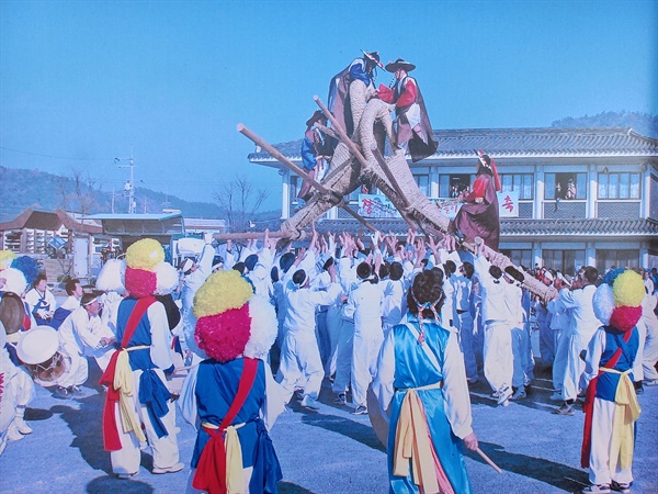 광주 칠석동 고싸움놀이는 200~300여 명의 대규모 인원이 참여하는 가장 남성적이고 역동적인 놀이다

