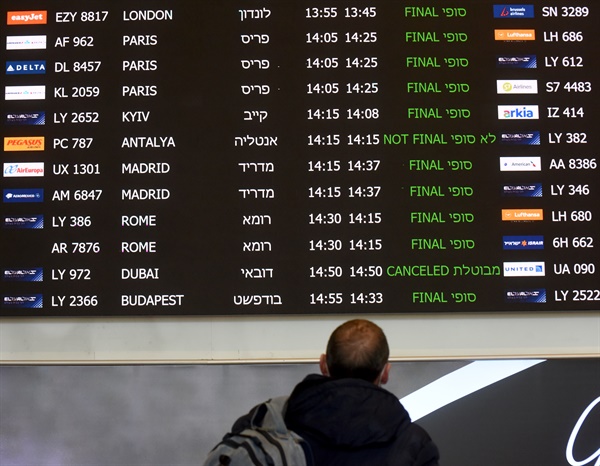 한 남성이 지난 13일 우크라이나 키예프 공항에서 비행기 일정표를 보고 있다. 