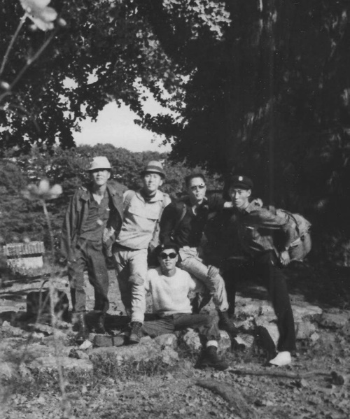 1968년 가을, 과친구들과 용문산으로 캠핑을 가서 (왼쪽부터 박도, 민병기, 한승옥, 임봉재, 앞줄 이상길).