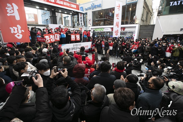  윤석열 국민의힘 대선후보가 공식선거 운동 첫째날인 15일 정오 대전시 중구 으능정이 문화의 거리를 방문 유세를 하고 있다.