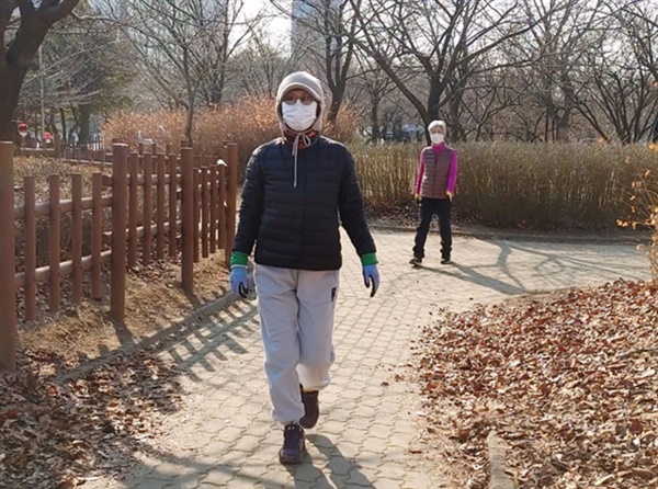 중앙공원 걷기 동아리인 구름사다리의 회원인 박선화(사진 왼쪽)씨와 이길효씨가 중앙공원을 걷고 있다.