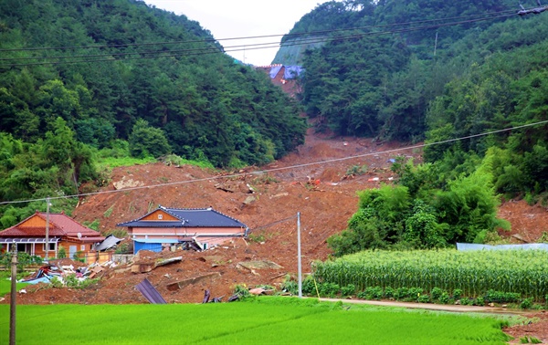 2020년 8월 전남 곡성에서 마을 윗산 도로 공사 중 붕괴로 5명이 사망했다. 

