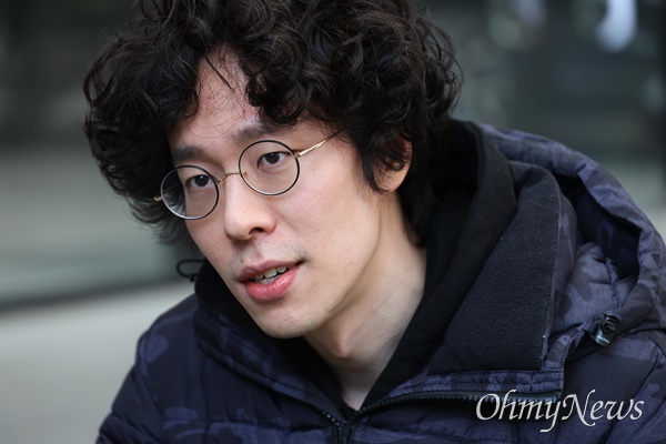 <급진의 20대>를 쓴 미디어연구자 김내훈씨.