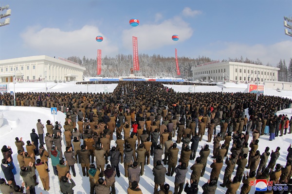 북한이 김정일 국방위원장 80주년 생일을 맞아 지난 15일 백두산 인근 삼지연시에서 김정은 국무위원장이 참석한 가운데 중앙보고대회를 열었다고 조선중앙통신이 16일 전했다. 2022.2.16