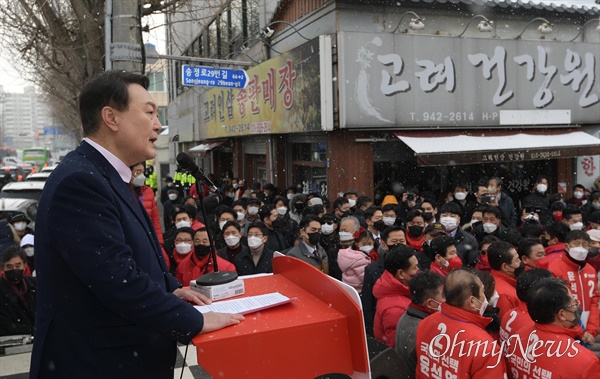 국민의힘 윤석열 대선 후보가 지난 2월16일 광주 송정매일시장에서 지지를 호소하는 모습.