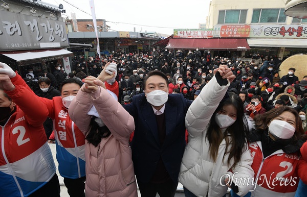 국민의힘 윤석열 대선 후보가 16일 오전 광주 송정매일시장에서 지지를 호소하고 있다.