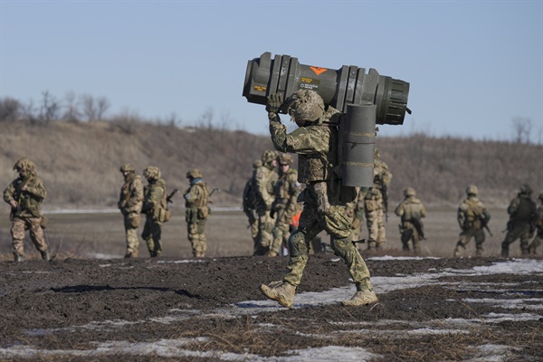 한 우크라이나 군인이 지난 15일 우크라이나 동부 도네츠크 지역의 합동전력작전 훈련 중 NLAW 대전차 무기를 휴대하고 있다. 