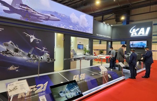 2022 싱가포르 에어쇼에 참가한 KAI 부스에 전시된 KF-21, FA-50, KT-1 모형