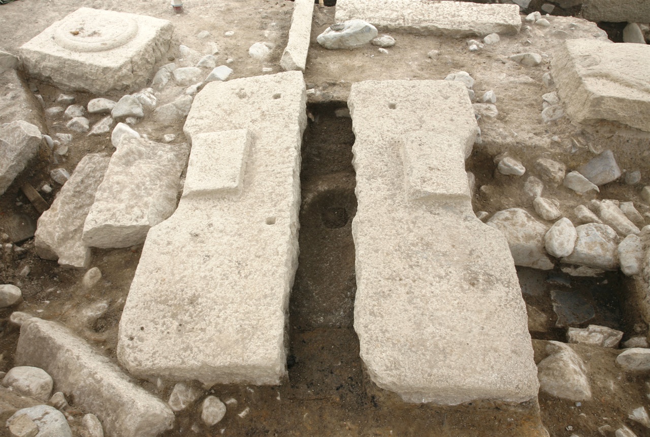 7~8세기 신라인들이 사용했을 것으로 추정되는 화장실 변기 유구. 

