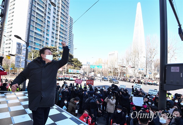 국민의힘 윤석열 대선 후보가 17일 오후 서울 송파구 인근 사거리에서 열린 유세에서 환호하는 지지자들을 향해 '어퍼컷 세리머니'를 하고 있다.