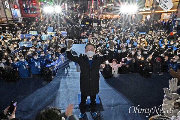 더불어민주당 이재명 대선 후보가 17일 오후 서울 마포구 홍대 상상마당 앞에서 열린 ‘이제는 청년이다! 청년기회국 유세’에서 지지를 호소하고 있다.