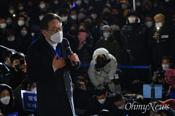 더불어민주당 이재명 대선 후보가 17일 오후 서울 마포구 홍대 상상마당 앞에서 열린 ‘이제는 청년이다! 청년기회국 유세’에서 지지를 호소하고 있다.