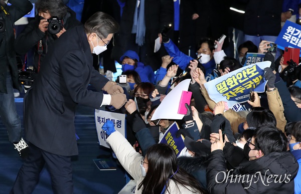 더불어민주당 이재명 대선 후보가 17일 오후 서울 마포구 홍대 상상마당 앞에서 열린 '이제는 청년이다! 청년기회국 유세'에서 지지자들과 인사하고 있다.