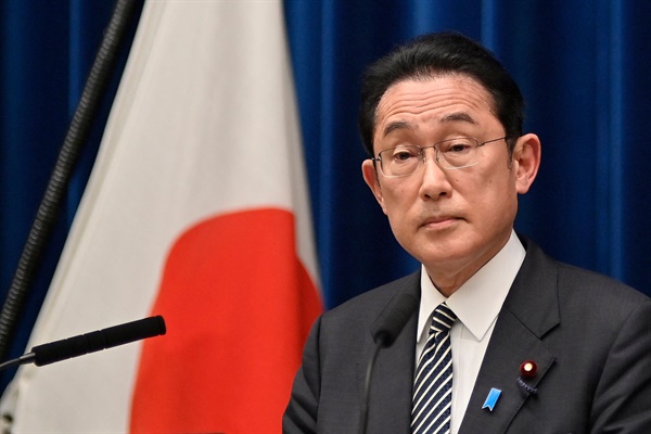 17일 일본 후미오 기시다 총리가 도쿄에서 코로나 팬데믹 관련 기자회견을 하고 있다. 
