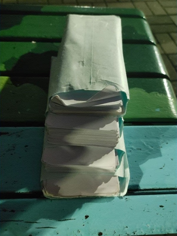한 서울역 홈리스가 작년(2021년) 한 해 동안 노숙인 지원기관 이용을 위해 발급받았던 코로나19검사 결과서(음성확인서)와 의뢰서가 담긴 봉투
