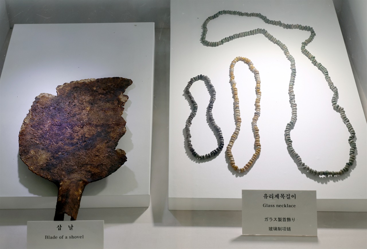 동궁과 월지 발굴 과정에서 출토된 신라시대 유물들.

