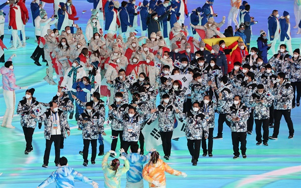 20일 중국 베이징 국립경기장에서 열린 2022 베이징 동계올림픽 폐회식에서 대한민국 선수단이 태극기를 들고 입장하고 있다.