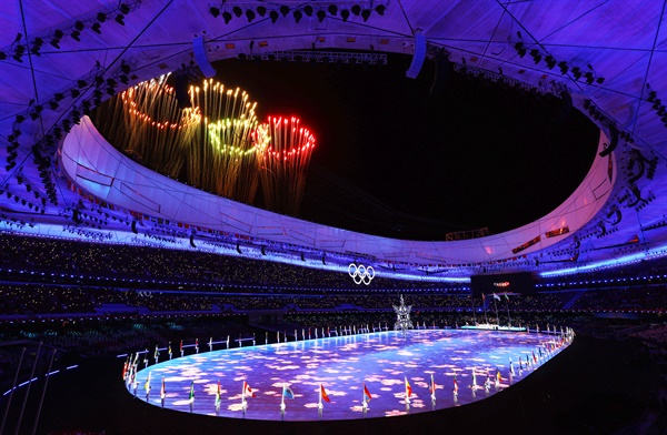 불꽃과 함께, 2022 베이징 동계올림픽 폐막 20일 중국 베이징 국립경기장에서 열린 2022 베이징 동계올림픽 폐회식에서 올림픽을 상징하는 오륜 모양의 불꽃이 터지고 있다.