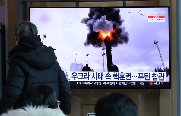 20일 오전 서울역에서 시민들이 우크라이나 사태 관련 뉴스를 시청하고 있다. 