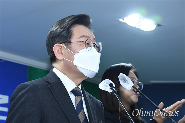 더불어민주당 이재명 대선 후보가 지난 21일 오전 서울 여의도 중앙당사에서 코로나 피해 극복과 대응 방안 관련 기자회견을 하고 있다. 
