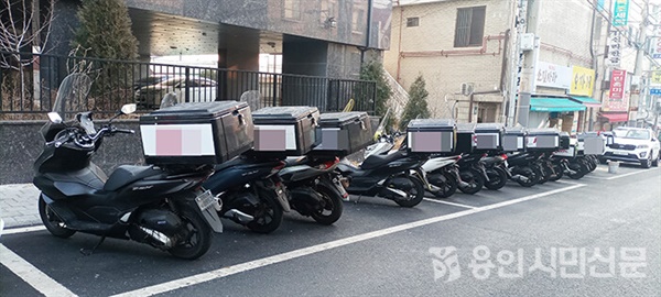 사진은 경기 용인시 기흥구 신갈동 한 도로에 배달용 오토바이가 주차면 2곳에 10대 이상이 줄지어 서 있는 모습.