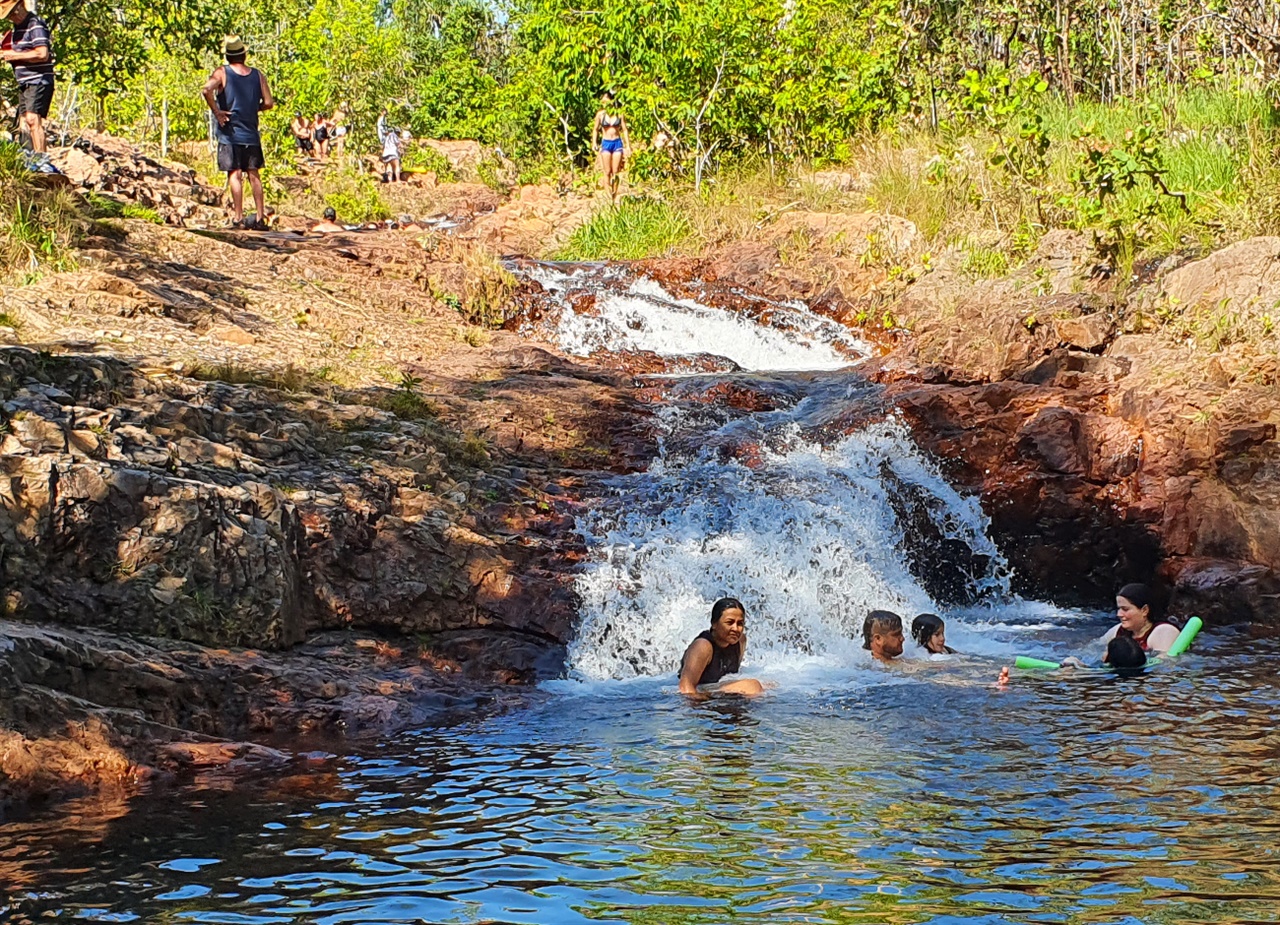 바위 웅덩이(Bluey Rockhole)에서 수영을 즐기는 사람들