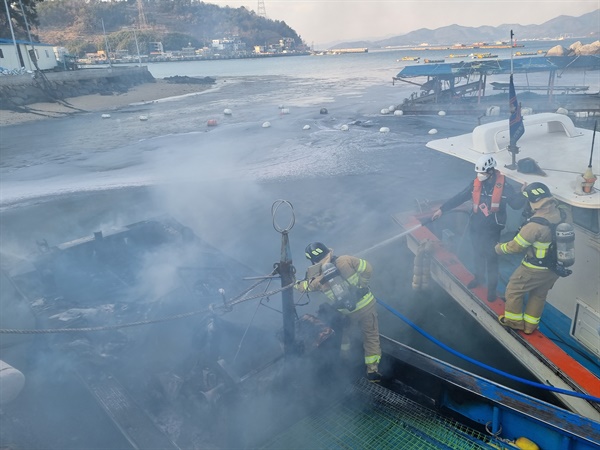 창원마산 실리도 인근 해상 선박엣 화재가 발생했다.