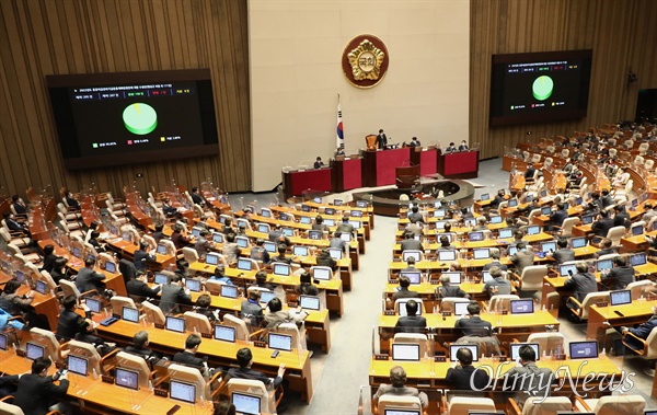 2월 21일 국회 본회의에서 법안을 가결 중인 국회의원들 모습. 