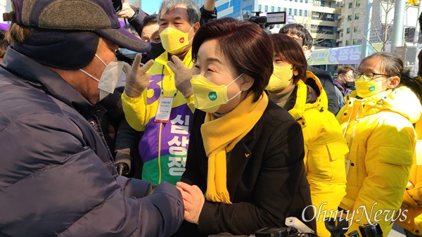 22일 오전 심상정 정의당 대선후보가 대전 서구 둔산동 대전둔산우체국 앞에서 시민들을 만나 지지를 호소하는 모습. 
